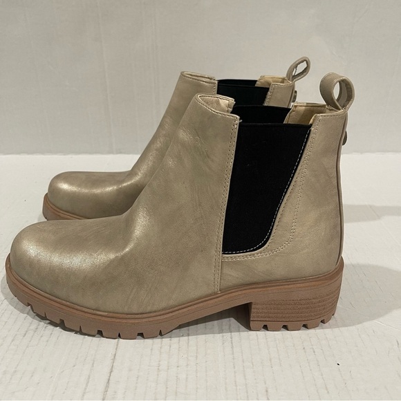 Women’s Seven7 Tan Metallic Pull On Chelsea Boots Size 10 US! - Picture 4 of 10